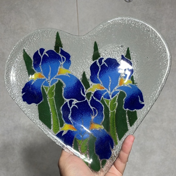 Signed fuzed  glass heart glass dish with lillies by Peggy Karr - Picture 7 of 9
